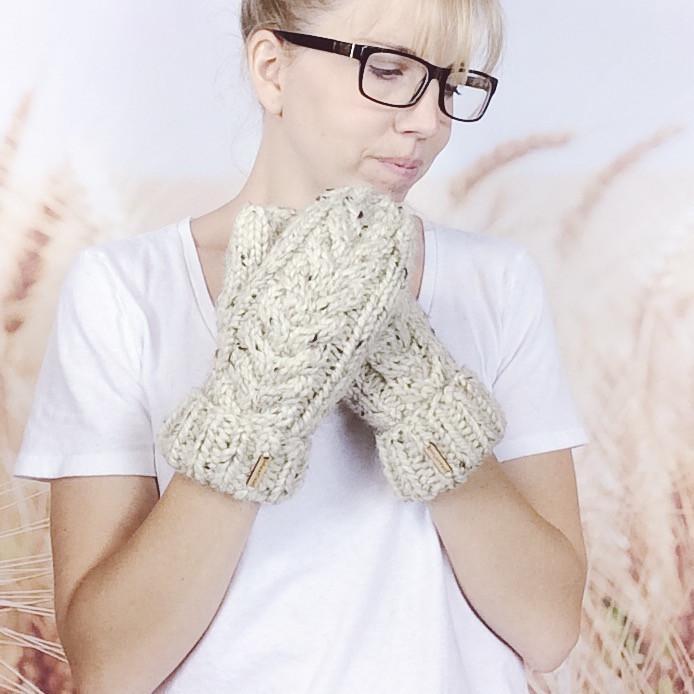 Knitted Winter Mittens for Women, Chunky Cable Knit Mittens in Oatmeal